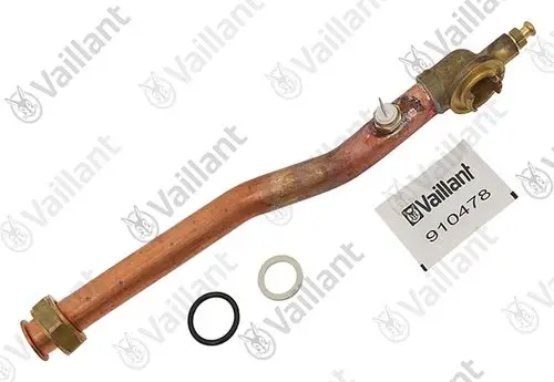 Kupferrohr von Vaillant mit verschiedenen Dichtungsringen und einer Schraubverbindung. Das Rohr hat eine gebogene Form und trägt die Artikelnummer 910478.
